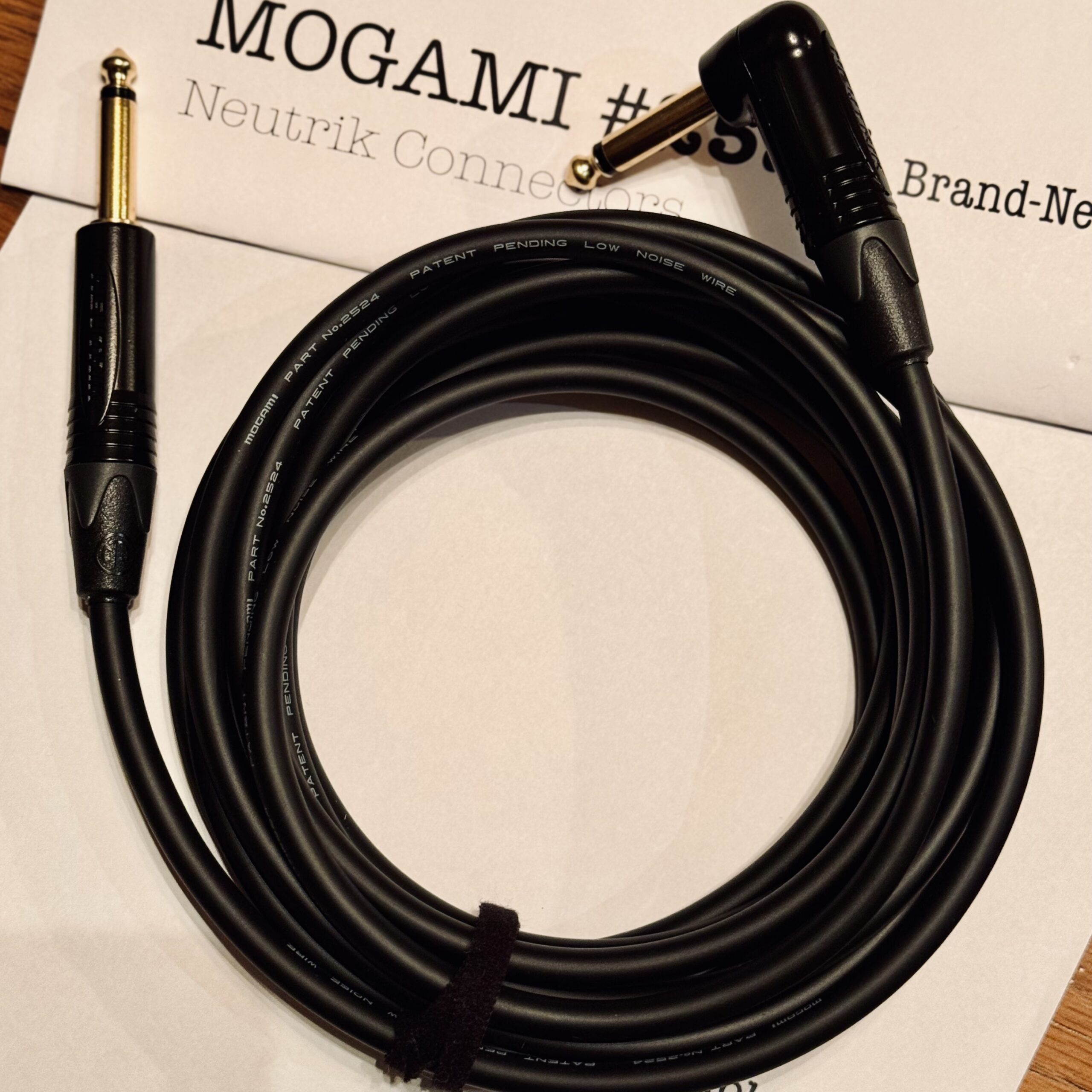 Mogami 2524 Black guitar cable with Neutrik NP2RX-B and NP2X-B 6.35mm TS connectors